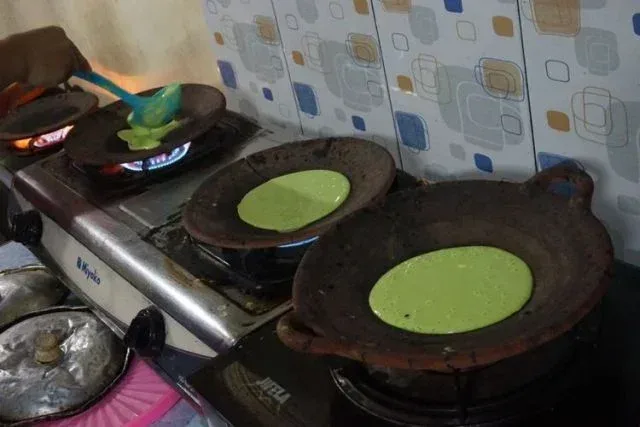 kue laklak banyuwangi