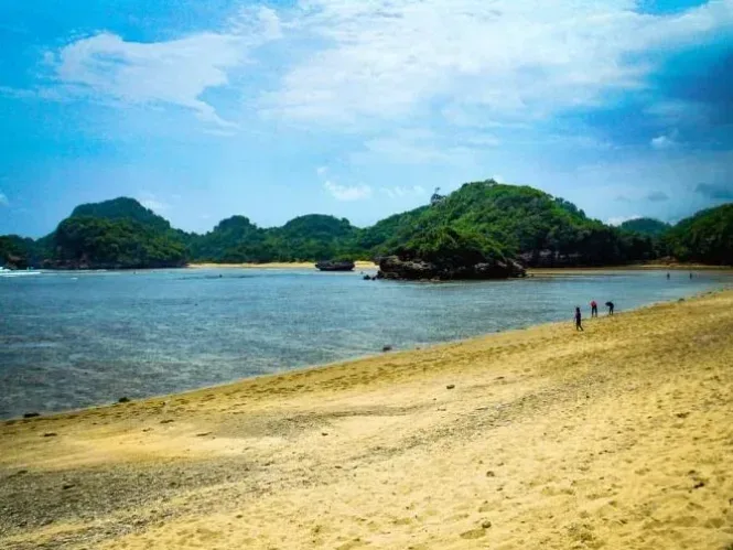 pantai gatra malang selatan