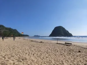 pantai pulau merah banyuwangi by alicia dwijayanti img20200124152852 01