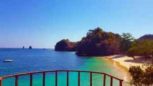 pantai tiga warna malang