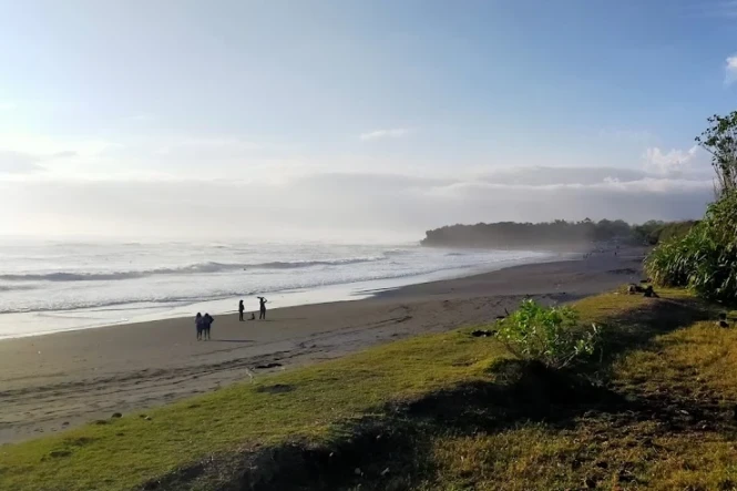 pantai nyanyi