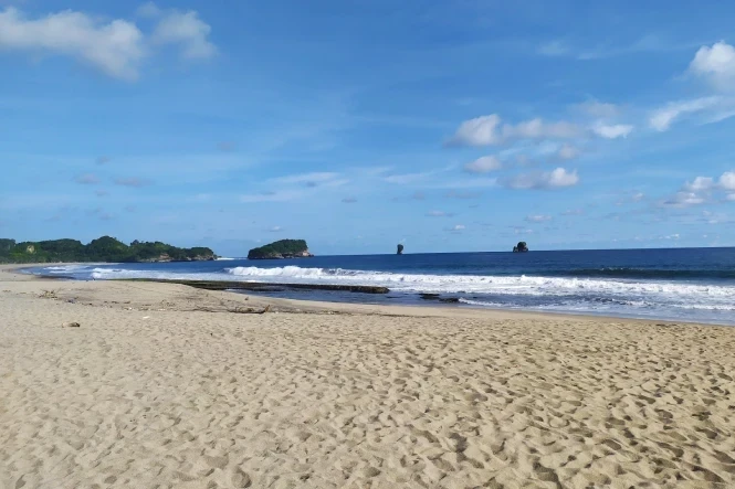 Pantai Bajulmati Malang