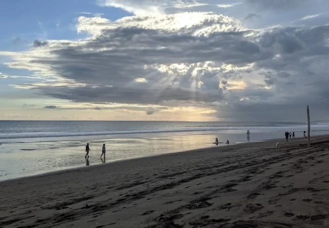 pantai batu belig badung
