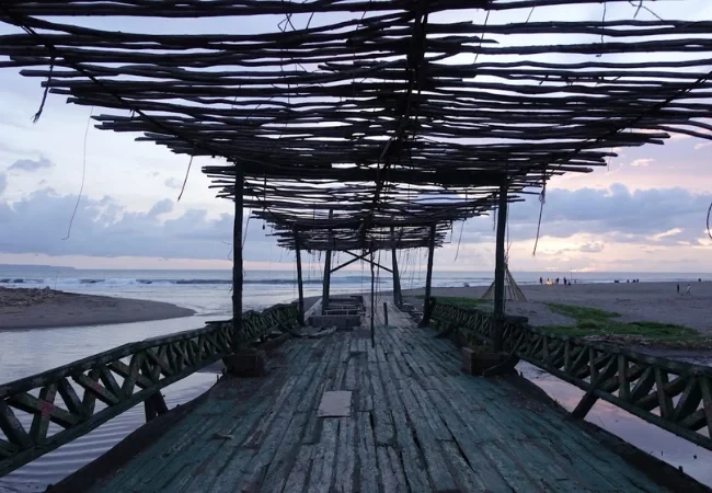 pantai kayu putih