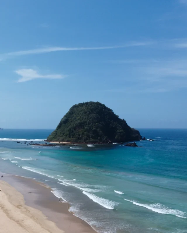 pantai pulau merah