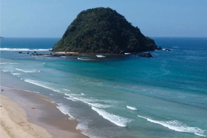 pantai pulau merah