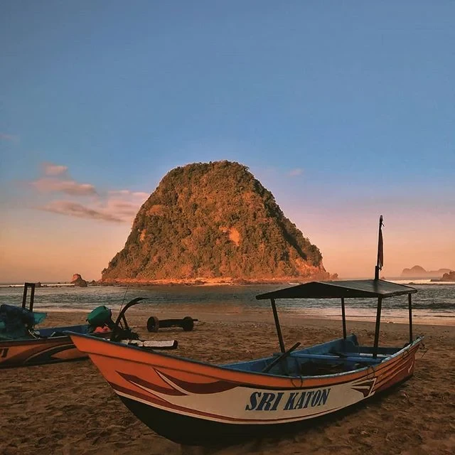 pantai pulau merah n