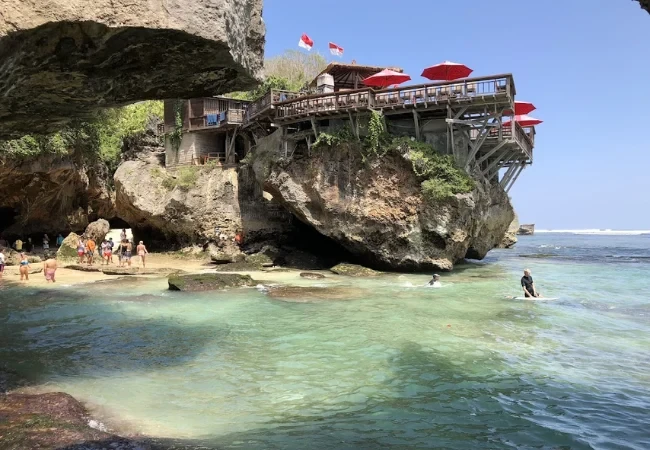 pantai suluban badung
