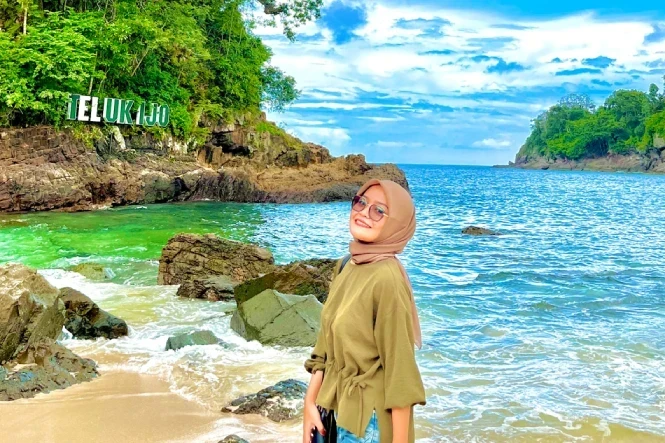 pantai teluk hijau