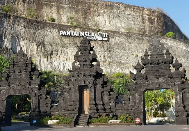 pesona pantai melasti badung