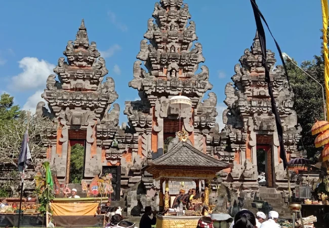 pura mandhara giri semeru agung