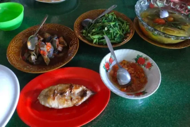 makanan khas tojo una una